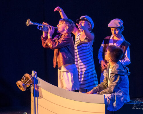 Théâtre, enfants déguisés en marins